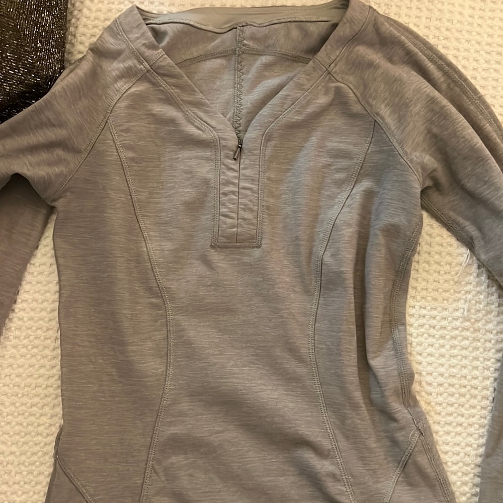 Lululemon gray fitted long sleeve w/ half zip